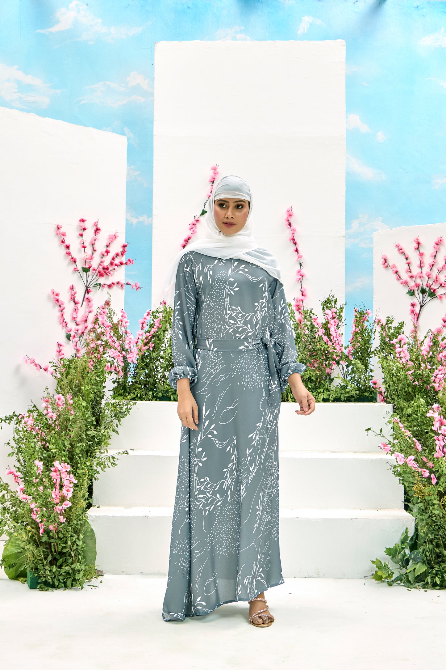 Elegant Grey Printed Maxi Dress with Belt – Modest Full Sleeve Abaya for Women