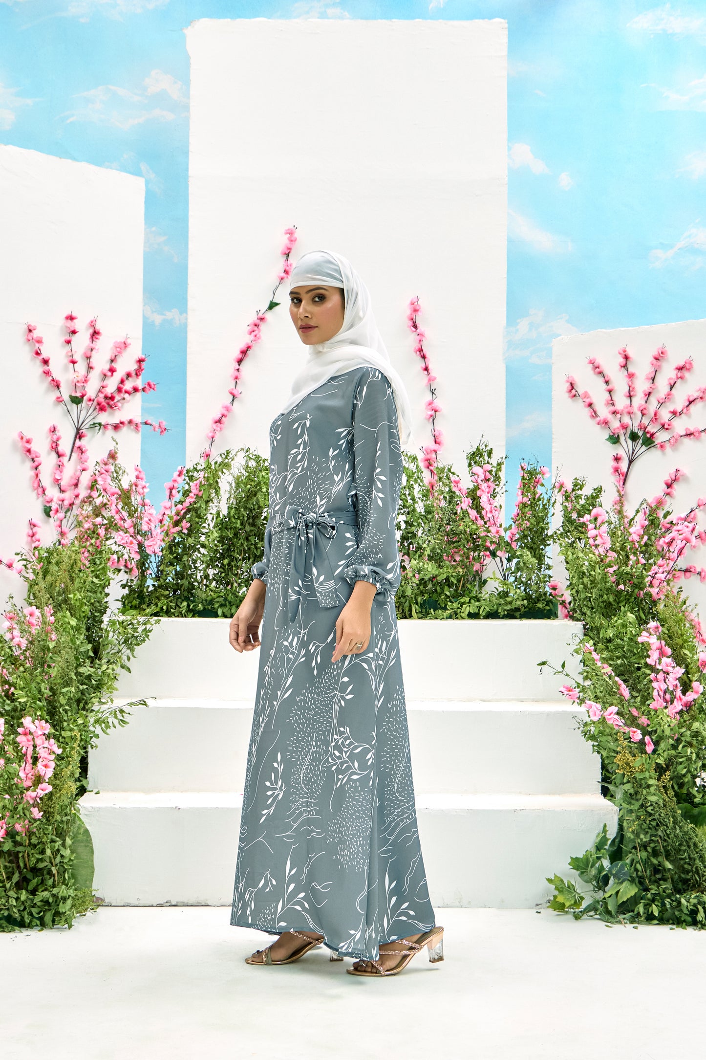 Elegant Grey Printed Maxi Dress with Belt – Modest Full Sleeve Abaya for Women