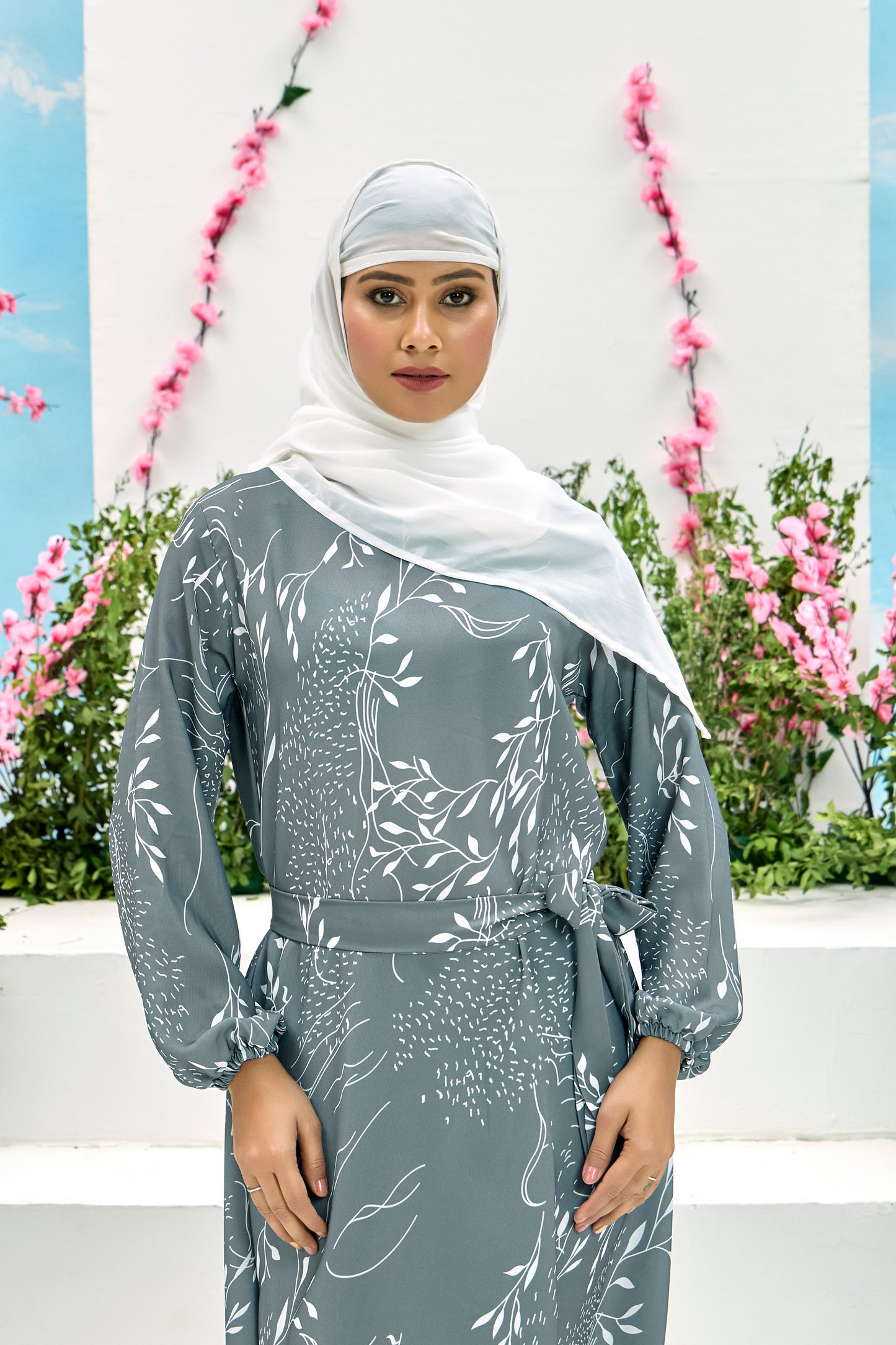 Elegant Grey Printed Maxi Dress with Belt – Modest Full Sleeve Abaya for Women
