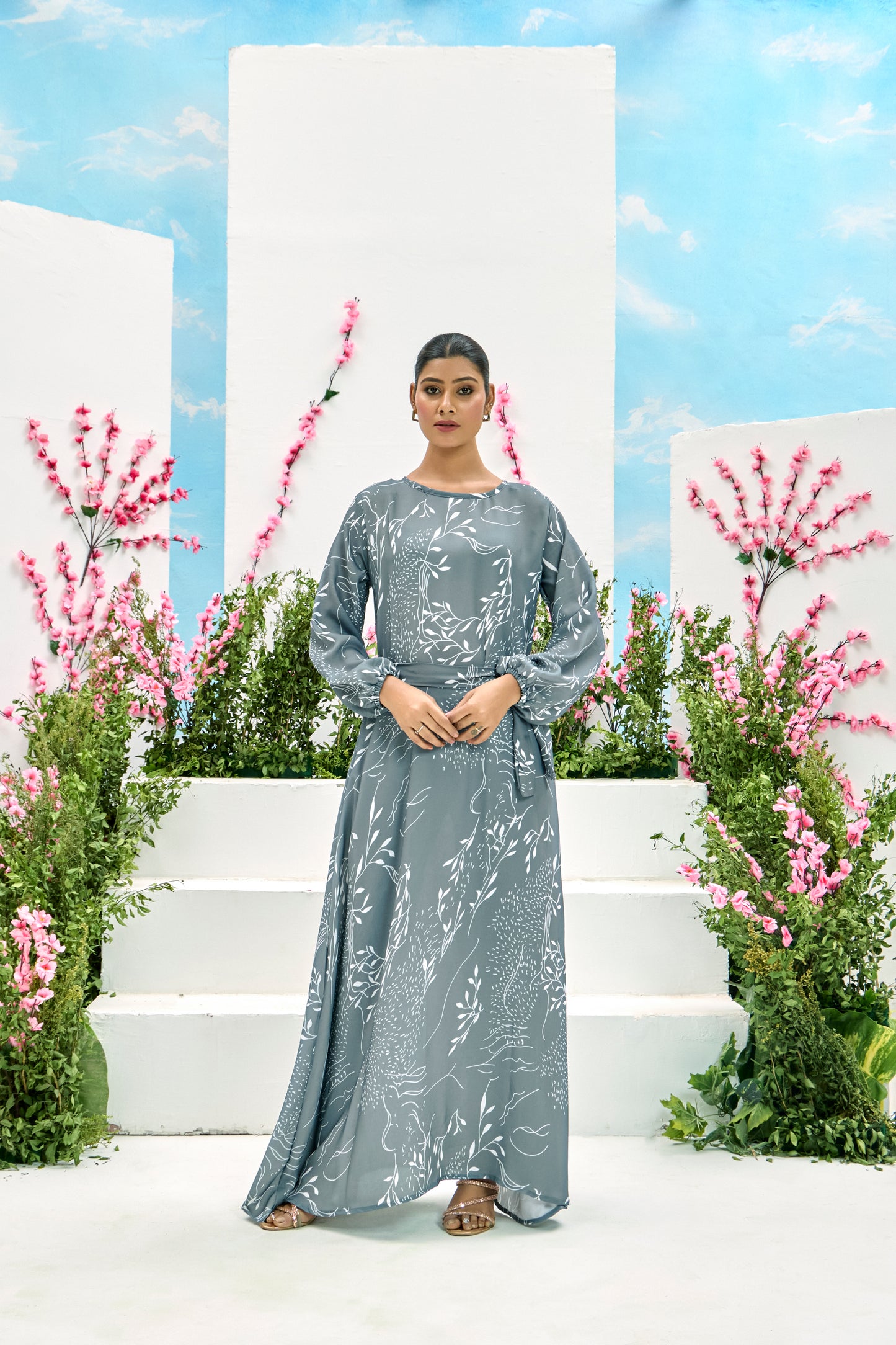 Elegant Grey Printed Maxi Dress with Belt – Modest Full Sleeve Abaya for Women