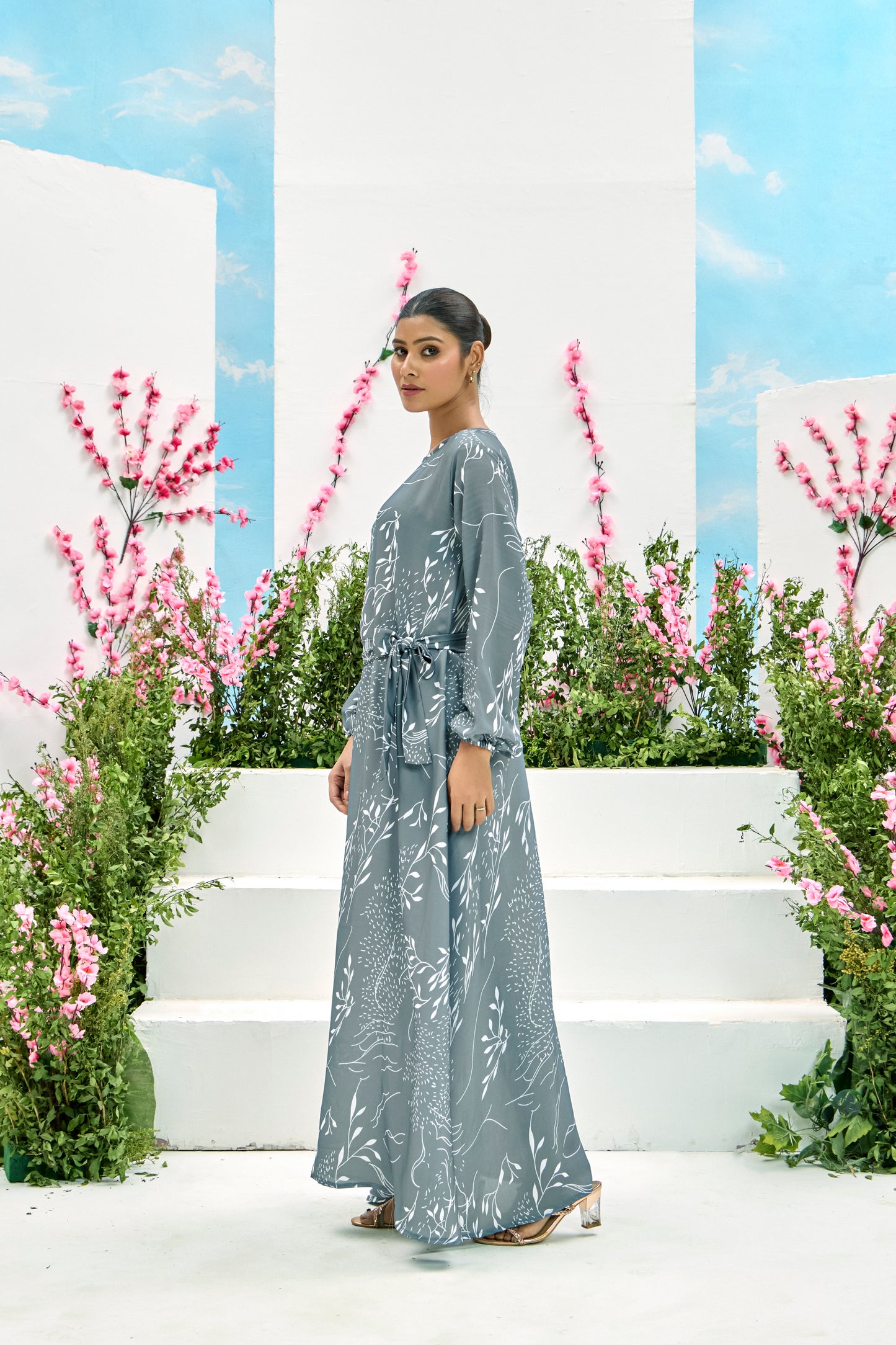 Elegant Grey Printed Maxi Dress with Belt – Modest Full Sleeve Abaya for Women