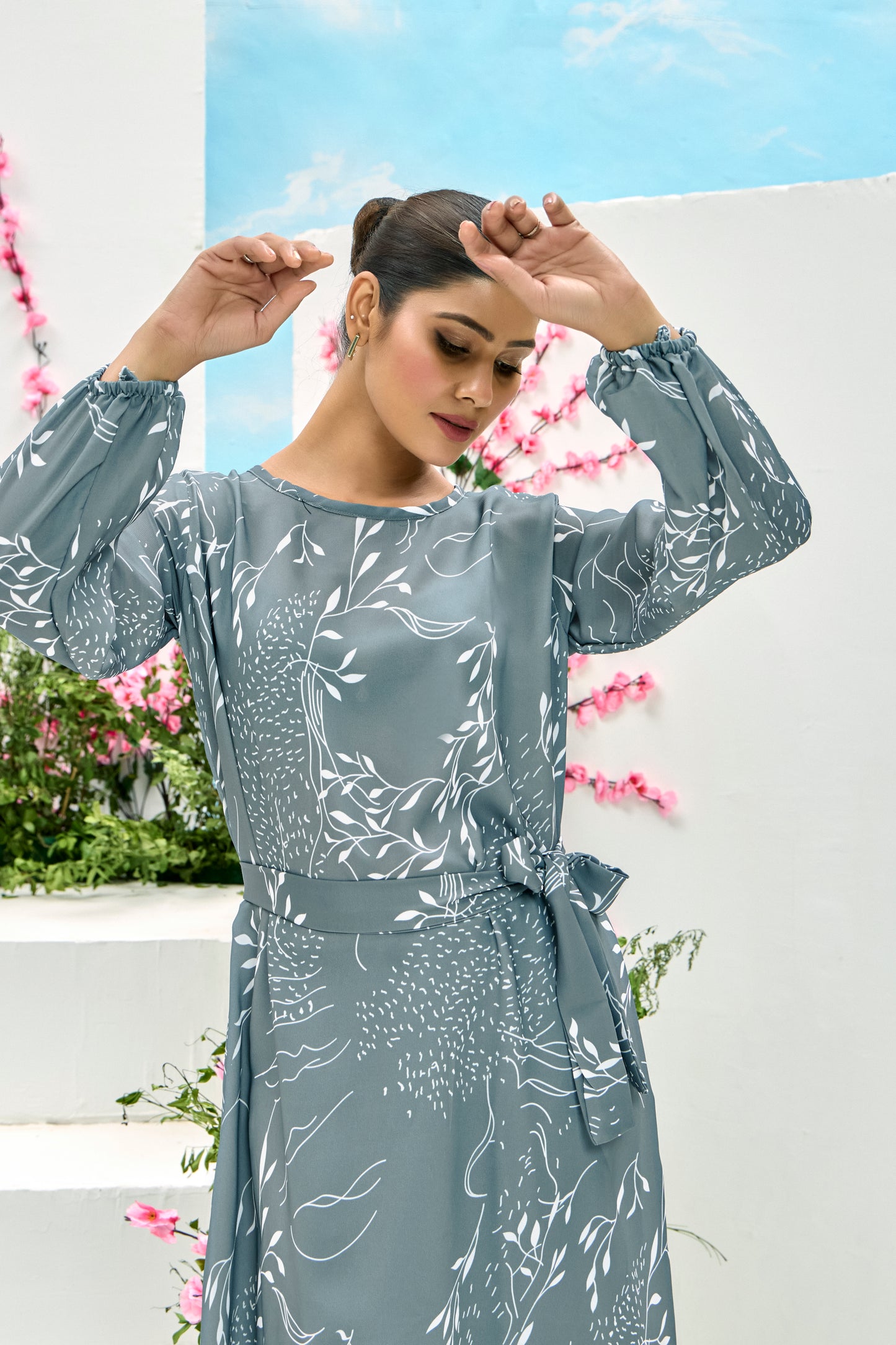 Elegant Grey Printed Maxi Dress with Belt – Modest Full Sleeve Abaya for Women