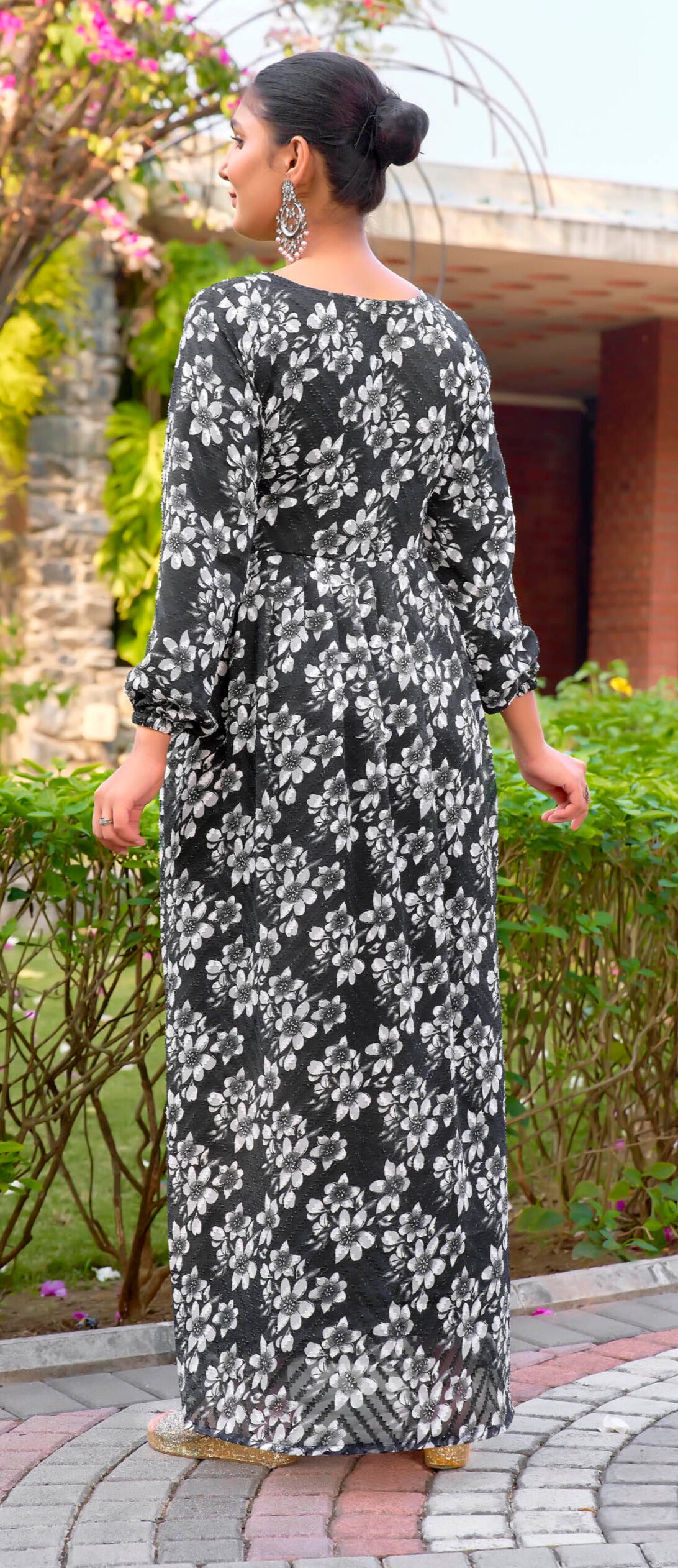 SARINKU Black Georgette Fabric with crepe lining for no transparency Umbrella Pattern Floral Print Bishop Sleeves with Elastic Cuffs, Puff Sleeve Pattern Without Dupatta
