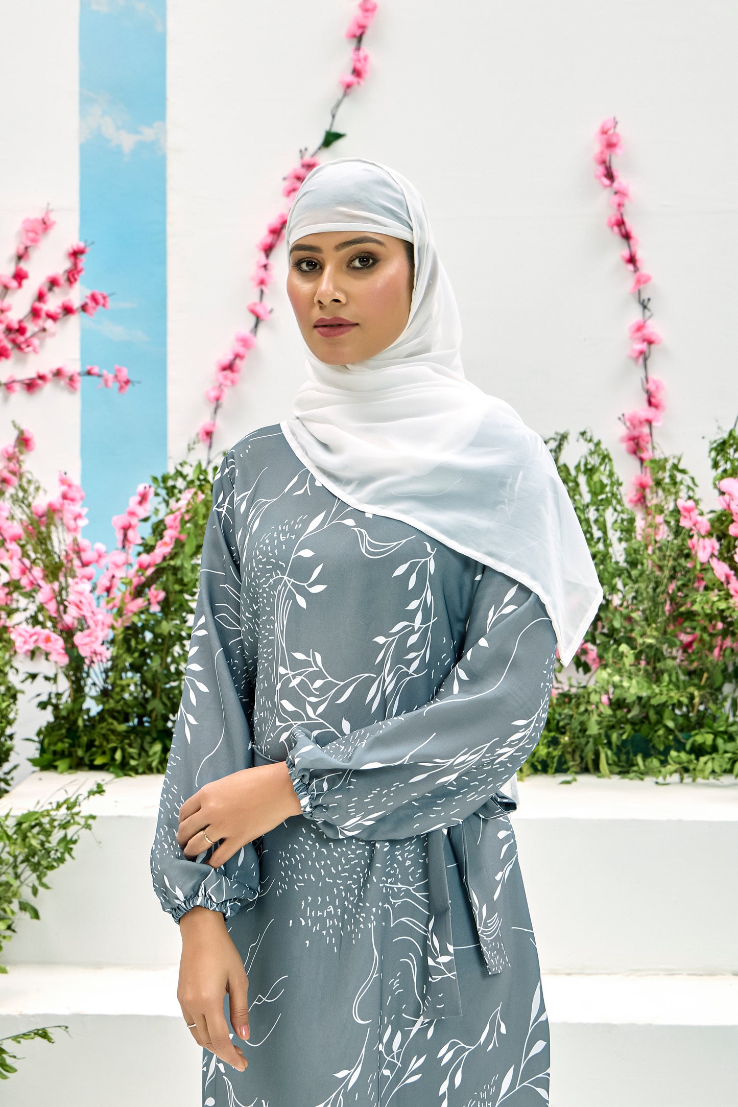 Elegant Grey Printed Maxi Dress with Belt – Modest Full Sleeve Abaya for Women