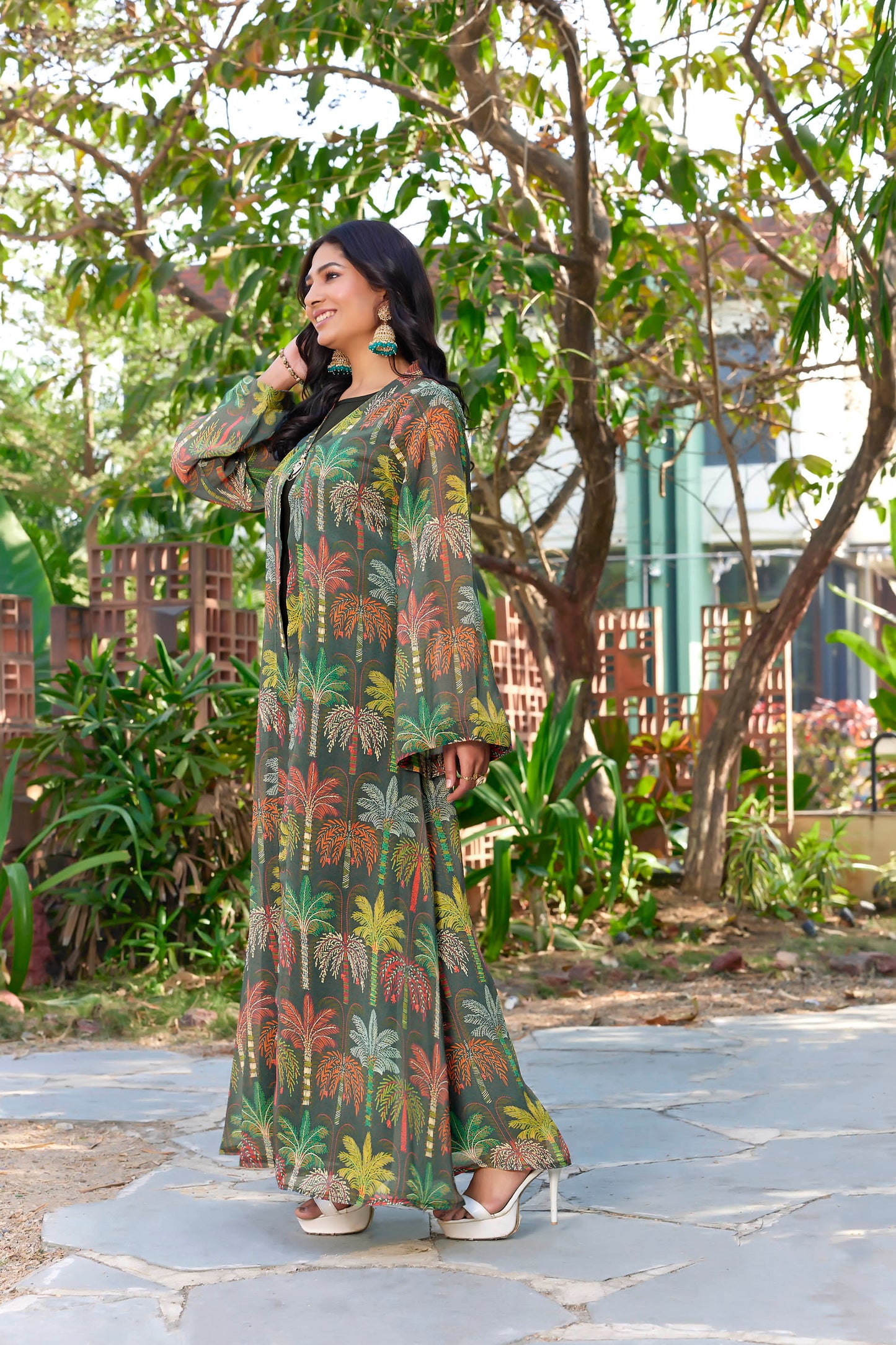 SARINKU Multicolor Georgette Fabric with crepe lining for no transparency Front Button Open Pattern, Floral Print Balloon Sleeve Pattern Without Dupatta