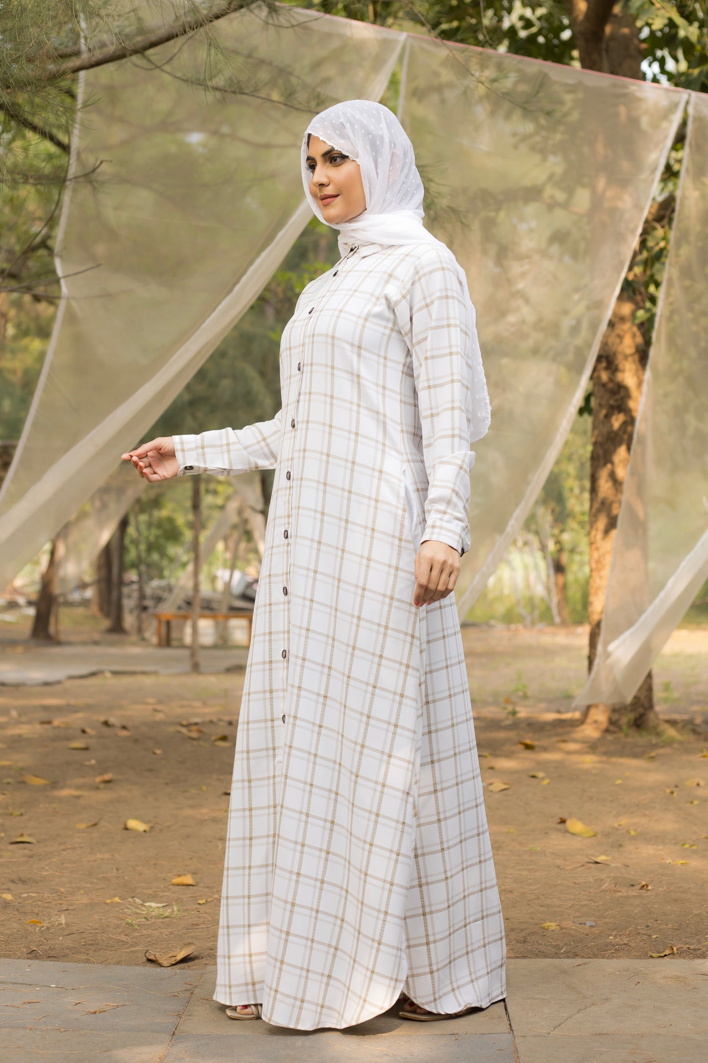 Women's White  Checkered Button-Down Maxi Dress with Collared Neck and Side Pockets